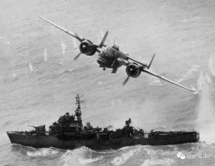 正在對日本艦船實施攻擊的B-25