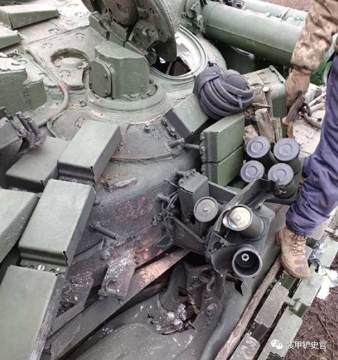 一輛被「柳葉刀-3」巡飛彈擊中的烏軍T-64BV主戰坦克