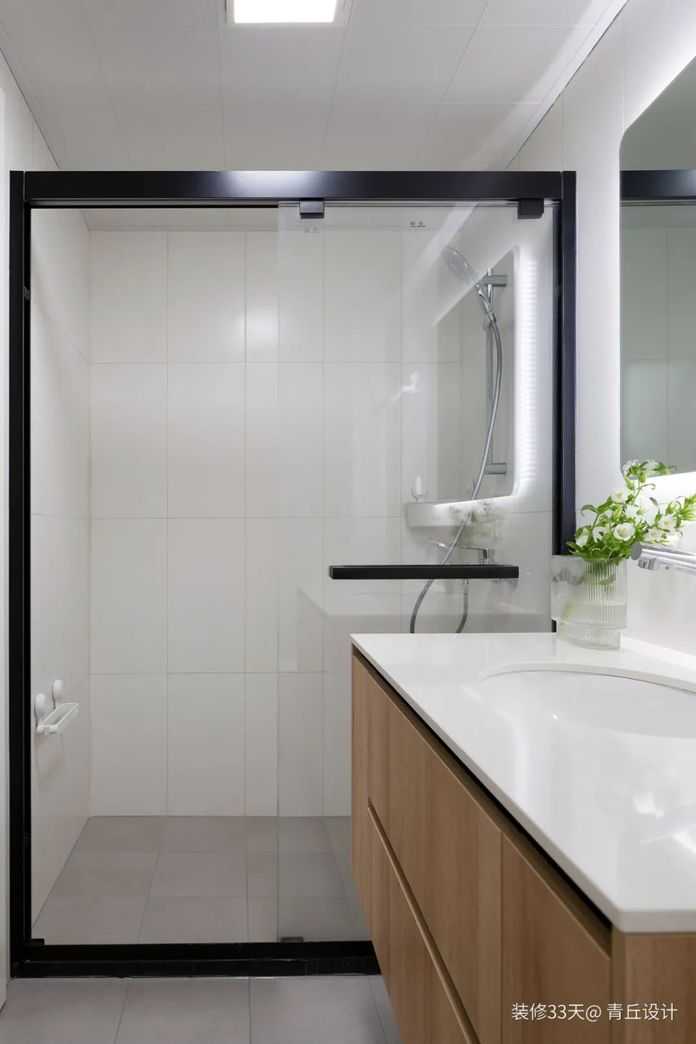 客衛，灰色地磚搭配白色牆磚和黑色五金，架空的臺下盆櫃體更好打掃