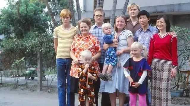 童年卡姐和家人在台灣生活過一段時間