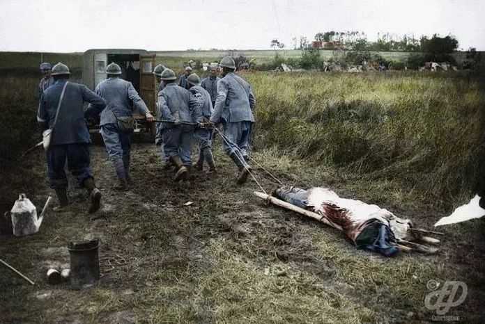 拖著士兵的遺體送上救護車