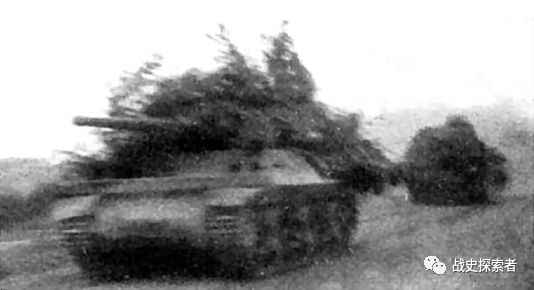 封面照：行軍中的「狼獾」坦克殲擊車，隸屬蘇軍第1223自行火炮團