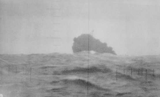 中雷後沉沒的「雲龍」號，照片是從「紅魚」號的潛望鏡中拍攝的