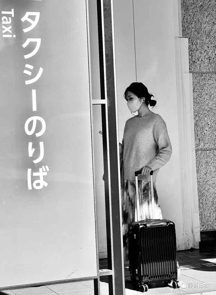 京都車站計程車候車點等車的女性